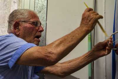 Bari Vecchia, la storia di Gennaro: l'87enne che prepara e rammenda le grandi reti da pesca 